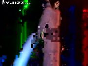 某酒吧激情火辣双艳诱惑撩人 身后的两个靓妹看的目瞪口呆