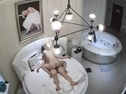 貌似中年包工头约性感漂亮的美女小蜜酒店开房,应该是好久没操了,美女澡还没洗就被抱到床上干