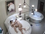 貌似中年包工头约性感漂亮的美女小蜜酒店开房,应该是好久没操了,美女澡还没洗就被抱到床上干