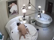 貌似中年包工头约性感漂亮的美女小蜜酒店开房,应该是好久没操了,美女澡还没洗就被抱到床上干