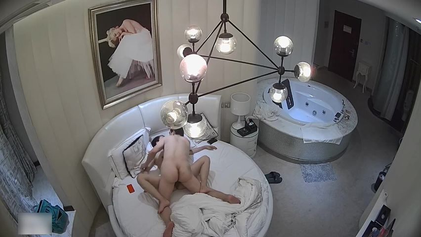 貌似中年包工头约性感漂亮的美女小蜜酒店开房,应该是好久没操了,美女澡还没洗就被抱到床上干