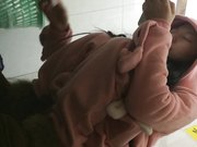 牛人潜入学院女厕偷拍到一个超可爱的粉色睡衣妹子入厕