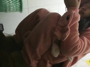 牛人潜入学院女厕偷拍到一个超可爱的粉色睡衣妹子入厕