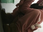 牛人潜入学院女厕偷拍到一个超可爱的粉色睡衣妹子入厕