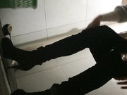 牛人潜入学院女厕偷拍到一个超可爱的粉色睡衣妹子入厕