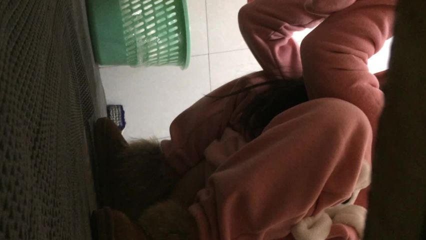 牛人潜入学院女厕偷拍到一个超可爱的粉色睡衣妹子入厕