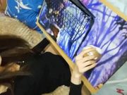 朋友家串门勾引正在玩电脑的漂亮小嫂子毛毛又黑又旺果然是个骚货