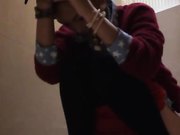 商场厕拍系列 几个妹子好像发现了被偷拍又不敢确定，只敢偷偷的喵一下