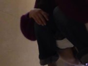 商场厕拍系列 几个妹子好像发现了被偷拍又不敢确定，只敢偷偷的喵一下