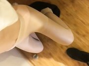 176最淫骚大二师妹自述 修长美腿穿着黑丝情趣内裤一线逼被震蛋两下就泛滥