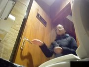 坐盗市最新流出酒店女厕偷拍有两个妹子很拽站在厕兜嘘嘘