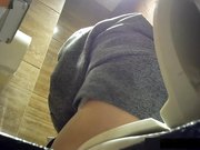 坐盗市最新流出GN牛人潜入公共场所偷拍精选近距离尿尿