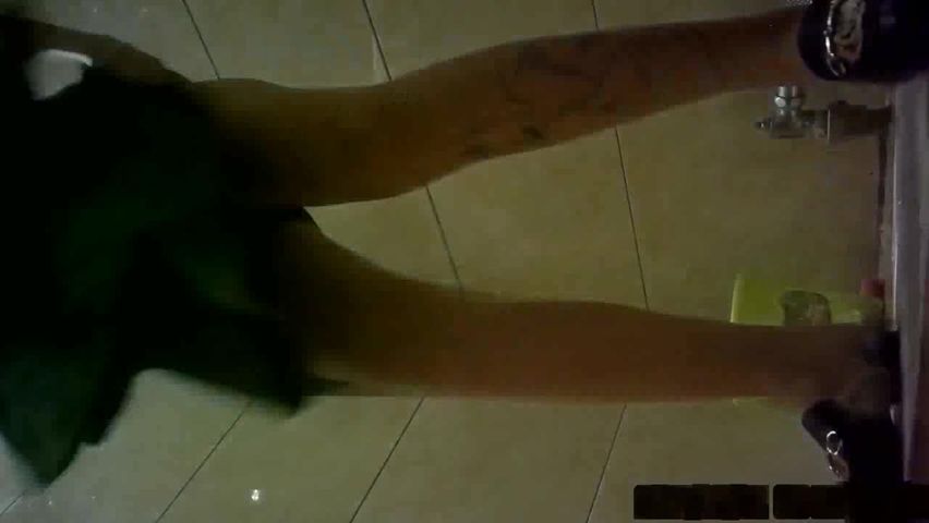 坐盗市最新流出GN牛人潜入公共场所偷拍精选近距离尿尿