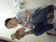 坐盗市最新流出电信营业厅女厕TP黑丝美眉的内裤貌似有很多分泌物仔细擦拭