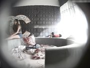 时尚气质范短裤美女和眼镜男在酒店床上边蹦边录,玩嗨后2人脱光衣服激情啪啪,临走时又把女的按倒操了一次!