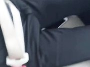 御女范气质短裙大长腿美女荒山野林打电话叫了辆车后才发现没带钱包只能和司机车内激情啪啪肉偿