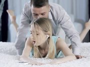 治愈型白白嫩嫩非常干净的小可爱美女 趴在床上享受音乐被摸屁股受不了了搞起来 欧美难得的卡哇伊型美少女