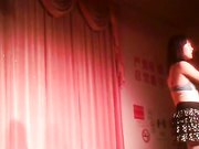 最近镇上来了一个草根艳舞小剧团里面有不少年轻妹子只要20块门票