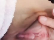 邻家小美眉芊芊黑丝诱惑，指奸骚逼淫水很多呻吟浪叫不止想被哥哥的大鸡巴干