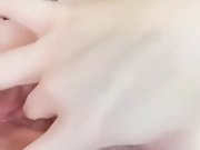 邻家小美眉芊芊黑丝诱惑，指奸骚逼淫水很多呻吟浪叫不止想被哥哥的大鸡巴干