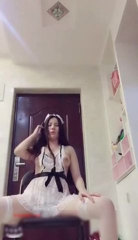 “主人宝宝听话别打了我是小骚逼”对白淫荡大屁股网红美女女仆装被主人各种调教啪啪啪呻吟声很刺激