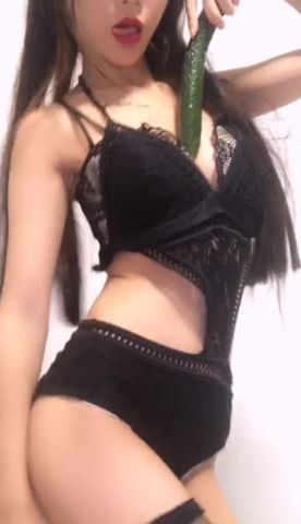 黑丝情趣长腿姑娘露脸女神级大秀，粗长黄瓜抽插阴道爆菊淫声浪语不断，手抠到高潮，鸡巴进去会不会断