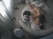 小旅馆情趣圆床偷拍早上睡醒欲女主动趴在男伴身上上位话说这男的JJ小的可怜