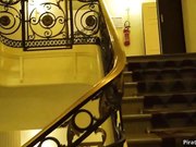 最新流出迪卡侬门事件女主角CB站中日混血妹酒店客房区脱光游走对着镜头掰下体楼梯上自慰喷水扶手当道具