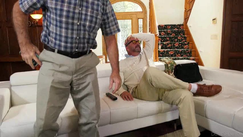 Horny Old Men 与两个老头轮流做爱的女推销员香奈儿