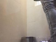 商城厕拍系列 滑冰的妹子憋不住差点尿到裤子里 门都不关了