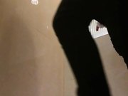 商城厕拍系列 滑冰的妹子憋不住差点尿到裤子里 门都不关了