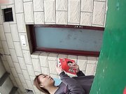 外站最新流出国内牛人潜入高校女生宿舍区女厕偷拍学妹嘘嘘