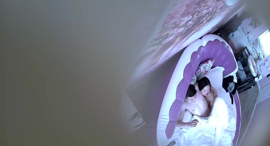 温馨钟点房喝着红牛的小青年与电话多业务有点忙的销售姐姐啪啪啪主动吃J8搞硬女上表情享受还说用力