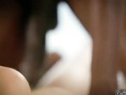 长相很符合东方人审美的白人长腿大美人 和两个小黑哥3P被爆操 黑巨屌插入又白又粉的小穴被内射 小穴被撑大了