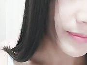 纯情少女骨子里骚，为了生活直播挣外快，露脸激情一多自慰激情插逼，浪叫呻吟想让哥哥干她第一弹