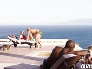 胆子很大的好身材美女在海边发浪被插啪啪作品 大白天性爱嫩逼很诱惑被别人发现高技术做爱很刺激720P高清