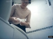 国内牛人潜入健身中心WC偷放器材偷拍来运动几个少妇嘘嘘