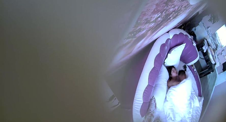 精品小旅馆情趣大圆床偷拍精力旺盛的小伙搞少妇搞完两人用毛巾被擦性器官