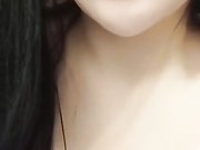 黑丝情趣露脸妍馨的内内，干净的逼逼大白屁股，道具抽插把自己搞喷了，手指奸屁眼，浪叫声让你撸续集