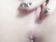 纯情少女骨子里骚，为了生活直播挣外快，露脸激情一多自慰激情插逼，浪叫呻吟想让哥哥干她第二弹