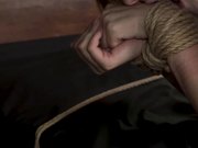 性虐被绳缚的金发女郎！