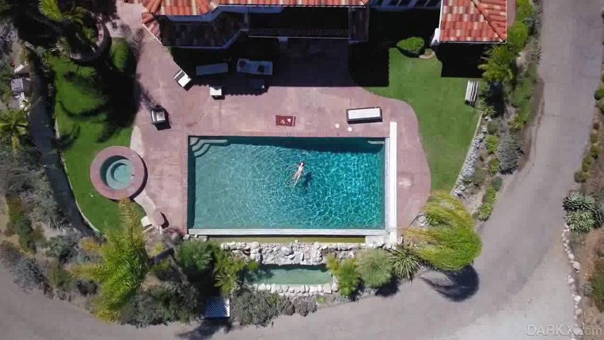 The Naughty Stepdaughter 泳池边享受继父大黑屌的淘气女儿