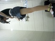 云上高清系列商场女厕全景牛仔裤妹子的内裤图案很养眼