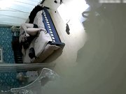 衣服还没脱就急着吃屌日了两炮