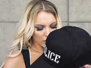 警察当着铐起来的丈夫面操他的老婆