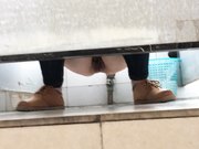 学院女厕偷拍穿靴子的妹子尿尿出来的轨迹像纯爷们