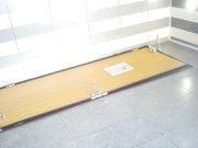 尾随妹子进女厕偷窥玩手机的高跟妹子