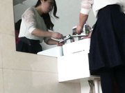 卫生间偷拍的妹子人美逼嫩说话声音温柔