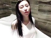 纯白色衬衣酒店浴室湿身诱惑自慰