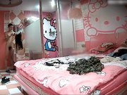 貌似刚结婚的漂亮美女和老公外地旅游住酒店啪啪被偷拍,原来小伙喜欢从屁股后面操,美女叫的又骚又淫荡